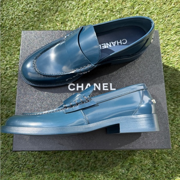 2023 CHANEL NAVY BLUE SHINY LEATHER SILVER LOGO LOAFERS OXFORD